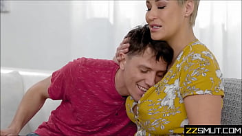 A la madre follable le encanta chupar la polla del novio de su hija